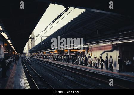 TOKIO, JAPAN - 11. MAI 2019: Bahnhof Shinjuku, Bahnsteig und Eisenbahn in Tokio Japan Stockfoto