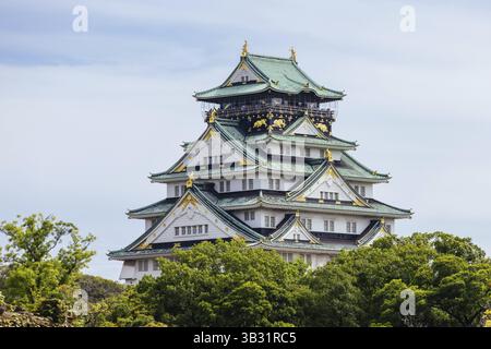 OSAKA, JAPAN - 25. SEPTEMBER 2024: Das berühmte Schloss Osaka und die üppige Umgebung an einem warmen, klaren Herbsttag in Osaka, Japan am 25. September 2024, Osaka Stockfoto