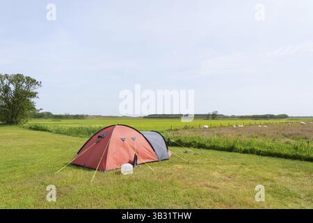 Zelt in der Mitte der Wiesen Stockfoto