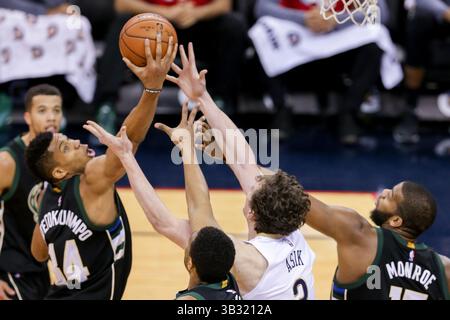 23. Januar 2016: Giannis Antetokounmpo (34) holt sich einen Rebound während eines NBA-Basketballspiels zwischen den Milwaukee Bucks und den New Orleans Pelicans im Smoothie King Center in New Orleans, LA. New Orleans Pelicans besiegen Milwaukee Bucks 116-99. Stephen Lew/CSM(Bild: © Stephen Lew/CSM via ZUMA Wire) Stockfoto