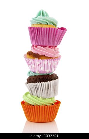 Bunte gestapelte Cupcakes mit Buttercreme isoliert auf weißem Hintergrund Stockfoto