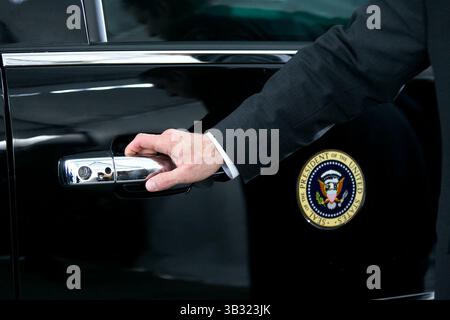 30. Juli 2014 – Kansas City, MO, Vereinigte Staaten von Amerika – Ein Agent des US-Geheimdienstes wartet darauf, die Autokassentür zu öffnen, als Präsident Barack Obama am 30. Juli 2014 im Uptown Theater in Kansas City, MO, ankommt. (Bild: © Amanda Lucidon/Planet Pix via ZUMA Wire) Stockfoto