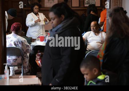 23. Januar 2016 - Flint, Michigan, USA - die Einwohner von Flint stellen sich mit ihren Papieren zusammen, um Blutproben für den Freimaurertempel in der Innenstadt von Flint auf Blei zu testen, während die Bewohner gesehen werden, wie Blut entnommen wird. Die kostenlose Testveranstaltung für Kinder und Erwachsene wurde von der Anwaltskanzlei Sanders gesponsert, um den Einwohnern von Flint, die sich mit der Wasserkrise von Flint befassen, zu helfen, herauszufinden, wie sie betroffen sind. (Kreditbild: © Detroit Free Press via ZUMA Wire) Stockfoto