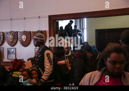 23. Januar 2016 - Michigan, MI, USA - die Bewohner von Flint stehen aus dem Zimmer und die Treppe hoch, um am Samstag, den 23. Januar 2016, im Freimaurertempel in der Innenstadt von Flint Blutproben zu entnehmen, die auf Bleiwerte getestet werden. Die kostenlose Testveranstaltung für Kinder und Erwachsene wurde von der Anwaltskanzlei Sanders gesponsert, um den Einwohnern von Flint, die sich mit der Wasserkrise von Flint befassen, zu helfen, herauszufinden, wie sie betroffen sind. (Kreditbild: © Detroit Free Press via ZUMA Wire) Stockfoto