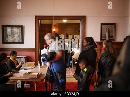 23. Januar 2016 - Michigan, MI, USA - die Einwohner von Flint stellen sich an, um am Samstag, 23. Januar 2016, im Freimaurertempel in der Innenstadt von Flint Blutproben zu entnehmen und auf Blei zu testen. Die kostenlose Testveranstaltung für Kinder und Erwachsene wurde von der Anwaltskanzlei Sanders gesponsert, um den Einwohnern von Flint, die sich mit der Wasserkrise von Flint befassen, zu helfen, herauszufinden, wie sie betroffen sind. (Kreditbild: © Detroit Free Press via ZUMA Wire) Stockfoto