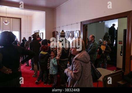 23. Januar 2016 - Michigan, MI, USA - die Bewohner von Flint stehen aus dem Zimmer und die Treppe hoch, um am Samstag, den 23. Januar 2016, im Freimaurertempel in der Innenstadt von Flint Blutproben zu entnehmen, die auf Bleiwerte getestet werden. Die kostenlose Testveranstaltung für Kinder und Erwachsene wurde von der Anwaltskanzlei Sanders gesponsert, um den Einwohnern von Flint, die sich mit der Wasserkrise von Flint befassen, zu helfen, herauszufinden, wie sie betroffen sind. (Kreditbild: © Detroit Free Press via ZUMA Wire) Stockfoto