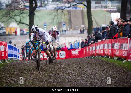 24. Jan. 2016 - Hoogerheide, Niederlande - Jappe Jaspers (BEL) hüpft beim GP Adrie van der Poel UCI Cyclocross-Weltmeisterschaft 2016 in Hoogerheide, Niederlande zurück auf sein Fahrrad (Kreditbild: © Mike Albright via ZUMA Wire) Stockfoto