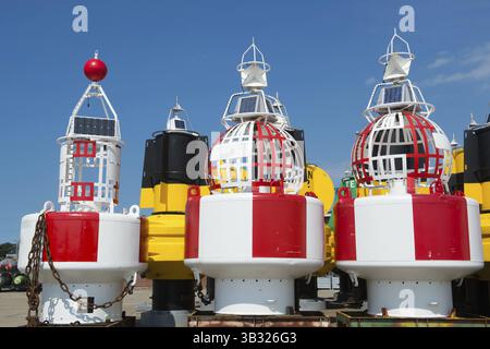 Bunte Bojen für die Navigation im Meer Stockfoto