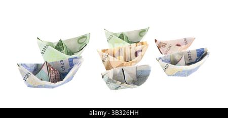 Papierboote aus Euro-Geld isoliert über weißem Hintergrund Stockfoto
