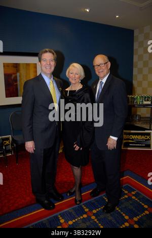 Februar 2016 - Overland Park, Kansas, Vereinigte Staaten von Amerika - Overland Park, Kansas, USA, 19. Februar 2016.Gouverneur Sam Brownback begrüßt US-Senator Pat Roberts und seine Frau Frankie bei seinem Empfang während der republikanischen Versammlung. Abbildung: Mark Reinstein (Bild: © Mark Reinstein via ZUMA Wire) Stockfoto