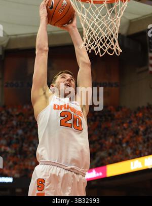20. Februar 2016: Syracuse Stürmer Tyler Lydon (20) geht in der ersten Spielhälfte als Pittsburgh at Syracuse in einem ACC Matchup im Carrier Dome in Syracuse, NY, ins Dunk. Foto von Alan Schwartz/Cal Sport Media (Kreditbild: © Alan Schwartz/CSM via ZUMA Wire) Stockfoto