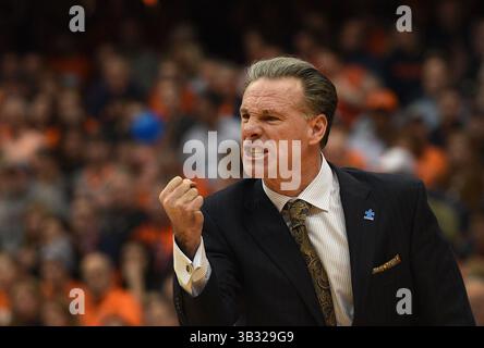 20. Februar 2016: Pittsburgh Coach Jamie Dixon reagiert in der zweiten Spielhälfte, als Pittsburgh Syracuse 66-52 in einem ACC Matchup im Carrier Dome in Syracuse, NY, besiegte. Foto von Alan Schwartz/Cal Sport Media (Kreditbild: © Alan Schwartz/CSM via ZUMA Wire) Stockfoto