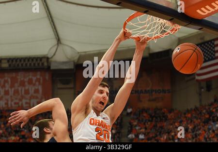 20. Februar 2016: Syracuse Stürmer Tyler Lydon (20) gewinnt in der ersten Spielhälfte den Dunk, als Pittsburgh Syracuse 66-52 in einem ACC Matchup im Carrier Dome in Syracuse, NY, besiegte. Foto von Alan Schwartz/Cal Sport Media (Kreditbild: © Alan Schwartz/CSM via ZUMA Wire) Stockfoto