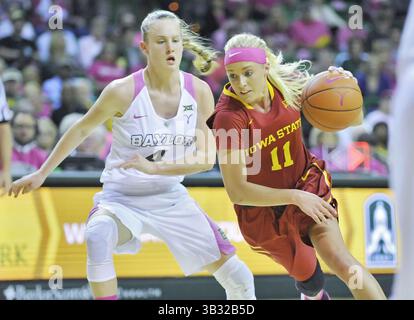 Februar 2016 - Waco, Texas, USA S - Iowa State Guard JADDA BUCKLEY (11) fährt am Samstag, den 20. Februar 2016, in der ersten Hälfte eines NCAA-Basketballspiels im Ferrell Center an der Baylor-Garde KRISTY WALLACE (4) vorbei. Baylor gewann 78:41. (Kreditbild: © Austin McAfee via ZUMA Wire) Stockfoto