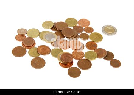 Kupfer und Silber-Euro-Münzen auf weißem Hintergrund Stockfoto