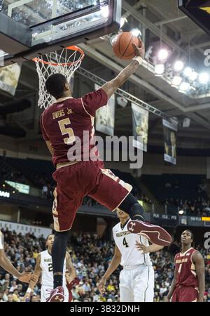 20. Februar 2016: Boston College Eagles Stürmer Garland Owens (5) schießt den Ball gegen Wake Forest Demon Deacons während eines ACC Basketballspiels beim LJVM in Winston-Salem, NC. PJ Ward-Brown/CSM(Kreditbild: © PJ Ward-Brown/CSM Via ZUMA Wire) Stockfoto