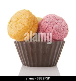 Frische Makronen in Schokoladentasse isoliert über weiß Stockfoto