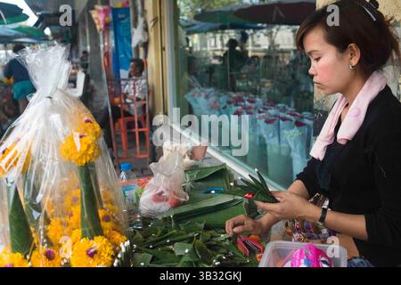 16. Mai 2015 - Bangkok, Thailand - Verkäuferin von Gänseblümchen Blumen in Pak Khlong Talat, Blumenmarkt , Bangkok, Thailand. Pak Khlong Talat ist ein Markt in Bangkok, Thailand, der Blumen, Obst und Gemüse verkauft. Es ist der wichtigste Blumenmarkt in Bangkok und wurde für die Einwohner Bangkoks als „Ort der symbolischen Werte“ bezeichnet. Es liegt an der Chak Phet Road und angrenzenden Seitenstraßen, in der Nähe der Memorial Bridge. Obwohl der Markt rund um die Uhr geöffnet ist, ist er vor Sonnenaufgang am meisten beschäftigt, wenn Boote und LKW mit Blumen aus den nahe gelegenen Provinzen ankommen. Der Markt hat eine lange Geschichte. Während der Regierungszeit von Stockfoto