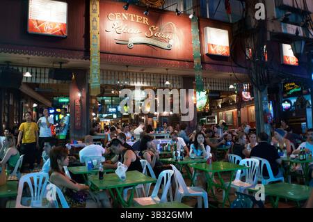 August 2015 - Bangkok, Thailand - Khaosan Road oder Khao San Road ist eine kurze Straße im Zentrum von Bangkok, Thailand. Es liegt im Gebiet Banglamphu (Bezirk Phra Nakhon) etwa 1 Kilometer 0,62 nördlich des Großen Palastes und des Wat Phra Kaew. „Khaosan“ bedeutet übersetzt „geschliffener Reis“, eine Erinnerung daran, dass die Straße früher ein großer Reismarkt in Bangkok war. In den letzten 20 Jahren hat sich die Khaosan Road jedoch zu einem weltberühmten „Backpacker Ghetto“ entwickelt. Es bietet günstige Unterkünfte, angefangen von "Matratze in a Box"-Hotels bis hin zu preiswerten 3-Sterne-Hotels. In einem Aufsatz über die Rucksackhütte Stockfoto