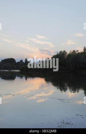 Landschaft Fluss Doubs am Abend Stockfoto