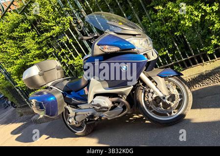 Mailand, Italien - 11. April 2025: BMW R1200RT parkt auf sonniger Straße. Blaues und silbernes Tourenmotorrad mit Koffer und Top-Box Stockfoto