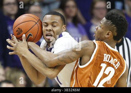 22. Februar 2016: Manhattan, Kansas, USA – Kansas State Guard CARLBE ERVIN II (1) versucht, die Kontrolle über den Ball zu erlangen, während er und der texanische Garde KERWIN ROACH Jr. (12) im Bramlage Coliseum um um den Besitz kämpfen. Texas Schlug Kansas State 71–70. (Kreditbild: © Bo Rader/TNS via ZUMA Wire) Stockfoto