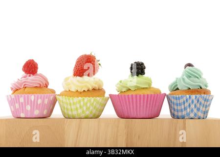 Sortiment Frucht-Cupcakes isoliert auf weißem Hintergrund Stockfoto