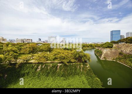 OSAKA, JAPAN - 25. SEPTEMBER 2024: Das berühmte Schloss Osaka und die umliegenden Gräben und Gärten an einem warmen, klaren Herbsttag in Osaka, Japan am 25. September Stockfoto