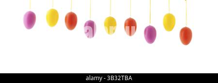 Bunte hängende ostereier in einer Reihe isoliert über weißem Hintergrund Stockfoto