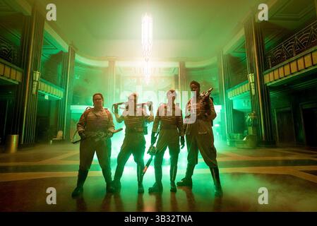 ERSCHEINUNGSDATUM: 15. Juli 2016TITLE: Ghostbusters STUDIO: Columbia Pictures REGISSEUR: Paul Feig PLOT: Kein Plot veröffentlicht PICTURED: The Ghostbusters Abby (Melissa McCarthy), Holtzmann (Kate McKinnon), Erin (Kristen Wiig) und Patty (Leslie Jones) in der Lobby des Mercado Hotels (Credit Image: © Columbia Pictures/Entertainment Pictures/ZUMAPRESS.com) Stockfoto