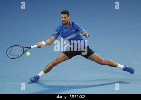 MELBOURNE, AUSTRALIEN – 19. JANUAR: Novak Djokovic aus Serbien trifft am 8. Tag der 2025 aus eine Vorhand, während er Jiri Lehecka aus der Tschechischen Republik spielt Stockfoto