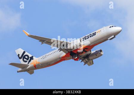 MELBOURNE, AUSTRALIEN - 07. SEPTEMBER 2024: Ein Jetstar Airbus A320-232 startet am 7. September 2024 in Melbourne Stockfoto