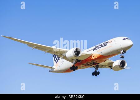 MELBOURNE, AUSTRALIEN - 7. SEPTEMBER 2024: Eine Jetstar Boeing 787-8 fliegt am 7. September 2024 nach Melbourne Stockfoto