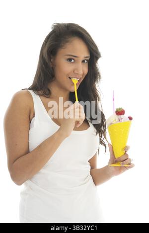 Junge Frau Essen Sorbet mit frischen Früchten hält in der hand isoliert auf weißem Hintergrund Stockfoto