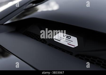 Mailand, Italien - 10.09.2022: Nahaufnahme des Motorabzeichens Lamborghini Luxussportwagen v10 Stockfoto