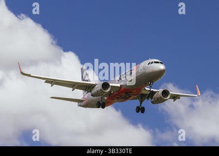 MELBOURNE, AUSTRALIEN - 07. SEPTEMBER 2024: Ein Jetstar Airbus A320 fliegt am 7. September 2024 von Sydney aus nach Melbourne, Australien, Ozeanien Stockfoto