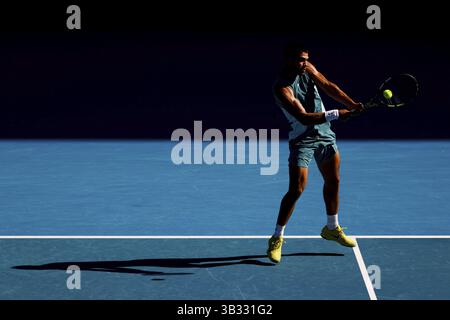 MELBOURNE, AUSTRALIEN – 19. JANUAR: Carlos Alcaraz aus Spanien trifft am 8. Tag der Australian Open 2025 eine Rückhand gegen Jack Draper aus Großbritannien Stockfoto