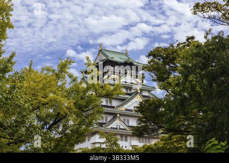 OSAKA, JAPAN - 25. SEPTEMBER 2024: Das berühmte Schloss Osaka und die üppige Umgebung an einem warmen, klaren Herbsttag in Osaka, Japan am 25. September 2024, Osaka Stockfoto