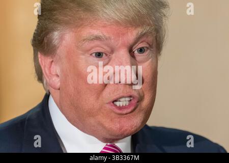 15. Februar 2016: Hanahan, SOUTH CAROLINA, Vereinigte Staaten von Amerika, republikanischer Präsidentschaftskandidat Donald Trump während einer Pressekonferenz am 15. Februar 2016 in Hanahan, South Carolina. (Bild: © Richard Ellis Via ZUMA Wire) Stockfoto