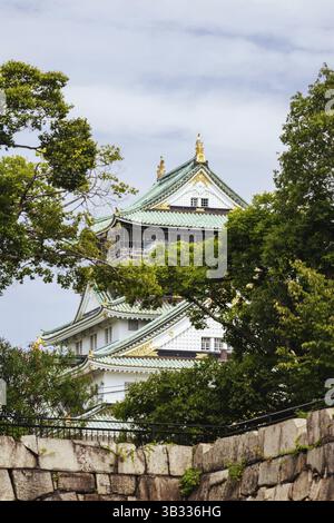 OSAKA, JAPAN - 25. SEPTEMBER 2024: Das berühmte Schloss Osaka und die üppige Umgebung an einem warmen, klaren Herbsttag in Osaka, Japan am 25. September 2024 Stockfoto