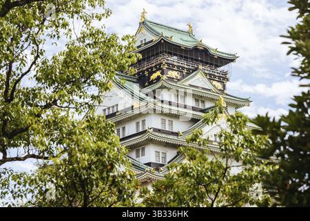 OSAKA, JAPAN - 25. SEPTEMBER 2024: Das berühmte Schloss Osaka und die üppige Umgebung an einem warmen, klaren Herbsttag in Osaka, Japan am 25. September 2024, Osaka Stockfoto