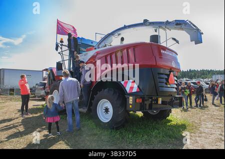 Istra, Region Moskau, Russland. August 2019. Rostselmash Feldhäcksler. Ernteausrüstung wird bei einer landwirtschaftlichen Veranstaltung mit Besuchern ausgestellt Stockfoto