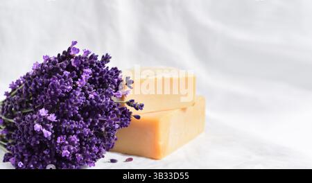 Lavendelblüten mit natürlichen Seifenriegeln Stockfoto