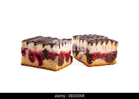 Zwei Stück Kuchen mit Schokolade-Kirsch-Füllung. Der Kuchen wird in Quadrate geschnitten. Der Kuchen ist auf weißem Hintergrund Stockfoto