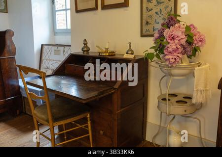 Der Sekretär, den der französische Schriftsteller George Sand im 19. Jahrhundert in ihrem Schlafzimmer schrieb, als er in ihrem Landhaus in Gargilesse wohnte. Stockfoto