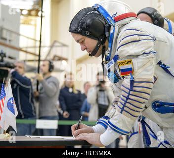 25. Februar 2016 - Star City, Russland - Internationale Raumstation Expedition 47 der russische Kosmonaut Oleg Skripochka unterzeichnet Dokumente während der Abschlussprüfungen im Gagarin Cosmonaut Training Center am 25. Februar 2016 in Star City, Russland. . (Kreditbild: © NASA/ZUMAPRESS.com) Stockfoto