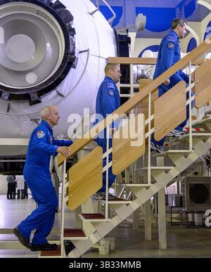 24. Februar 2016 – Star City, Russland – International Space Station Expedition 47 Prime Crew-Mitglieder Jeff Williams, der russische Kosmonaut Oleg Skripochka und der russische Kosmonaut Alexei Ovchinin nehmen den Sojus-Simulator während der Qualifizierungsprüfungen im Gagarin Cosmonaut Training Center am 24. Februar 2016 in Star City, Russland, ein. . (Kreditbild: © NASA/ZUMAPRESS.com) Stockfoto