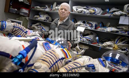 25. Februar 2016 – Star City, Russland – Gagarin Cosmonaut Training Center führender Anzugsingenieur Ivan F. Kruchkov posiert für ein Foto mit den Sokol Start- und Landeanzügen, die von Kosmonauten und Astronauten während des Trainings am 25. Februar 2016 in Star City, Russland verwendet wurden. Kruchkov war der Fluglehrer für den ersten Mann im Weltraum, Juri Gagarin, während er 1956 und 1957 an der Militärpilotenschule Orenburg arbeitete. . (Kreditbild: © NASA/ZUMAPRESS.com) Stockfoto