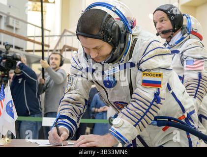25. Februar 2016 - Star City, Russland - Internationale Raumstation Expedition 47 der russische Kosmonaut Alexei Ovchinin unterzeichnet Dokumente während der Abschlussprüfungen im Gagarin Cosmonaut Training Center am 25. Februar 2016 in Star City, Russland. . (Kreditbild: © NASA/ZUMAPRESS.com) Stockfoto