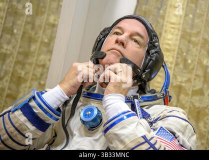 25. Februar 2016 - Star City, Russland - 25. Februar 2016 - Star City, Russland - Internationale Raumstation Expedition 47 der amerikanische Astronaut Jeff Williams trägt seinen russischen Sokol-Anzug während der Qualifikationsprüfung im Gagarin Cosmonaut Training Center am 25. Februar 2016 in Star City, Russland. . (Kreditbild: © NASA/ZUMAPRESS.com) Stockfoto